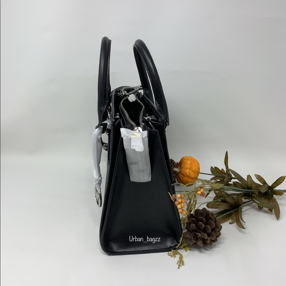 Michael Kors Hope Medium Messenger - Picture 4 of 9